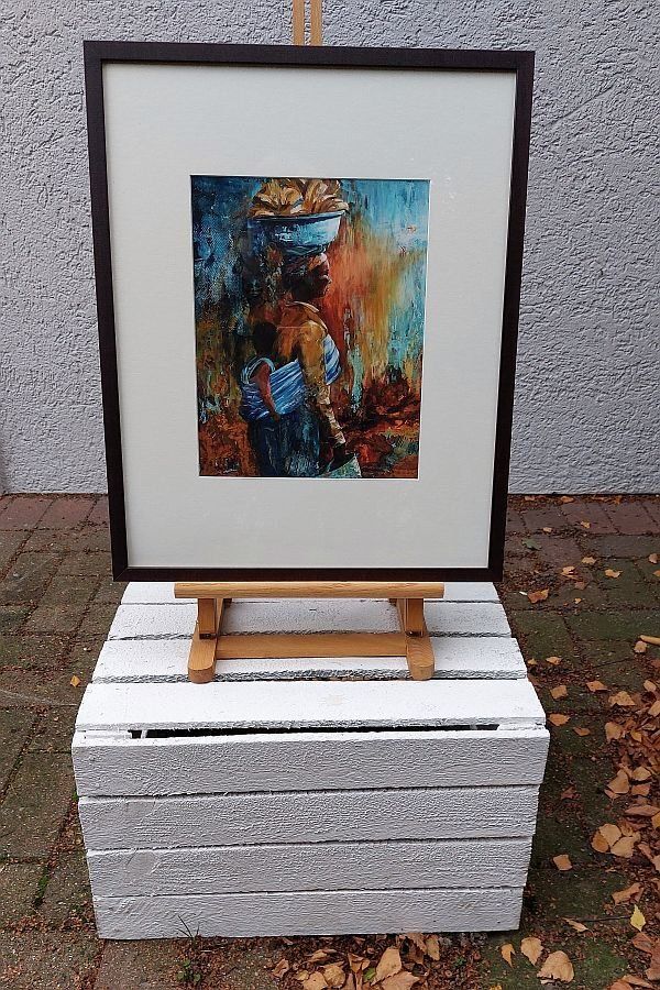 gerahmter Kunstdruck von afrikanischer Frau mit Kind auf dem Rücken und Schüssel auf dem Kopf