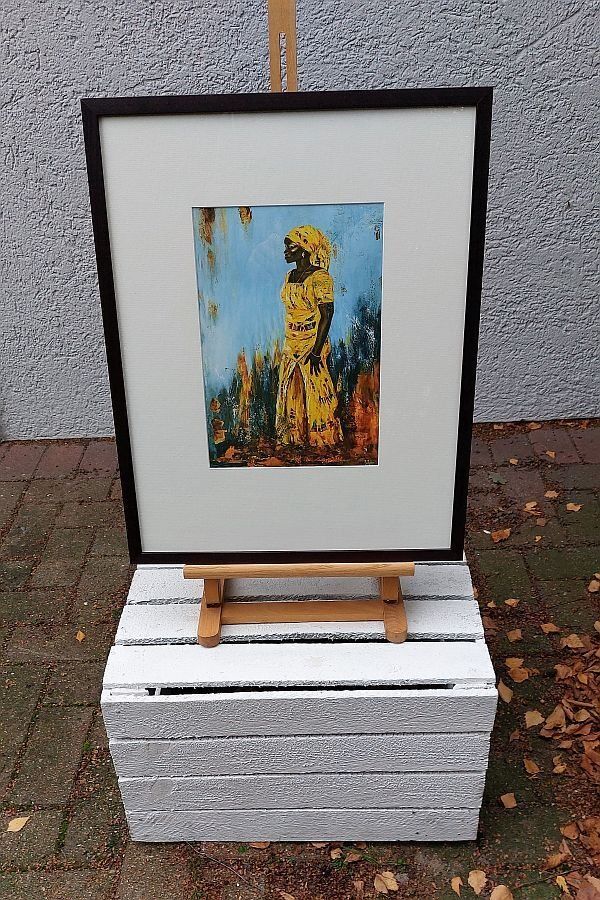 gerahmter Kunstdruck mit afrikanischer Frau in schönem gelbem Kleid