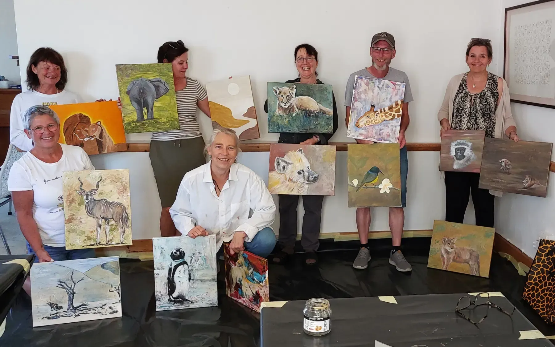 Teilnehmende Malerinnen und Maler der Gruppenreise nach Südafrika mit ihren Acrylgemälden