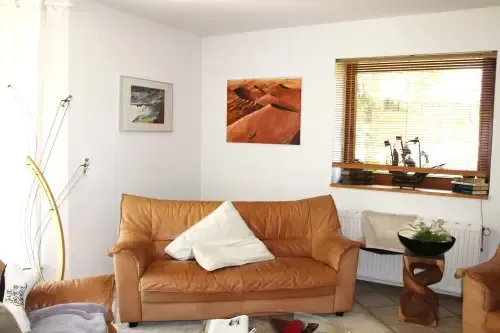 Gemälde mit den Dünen der Namib an der Wand eines Wohnzimmers