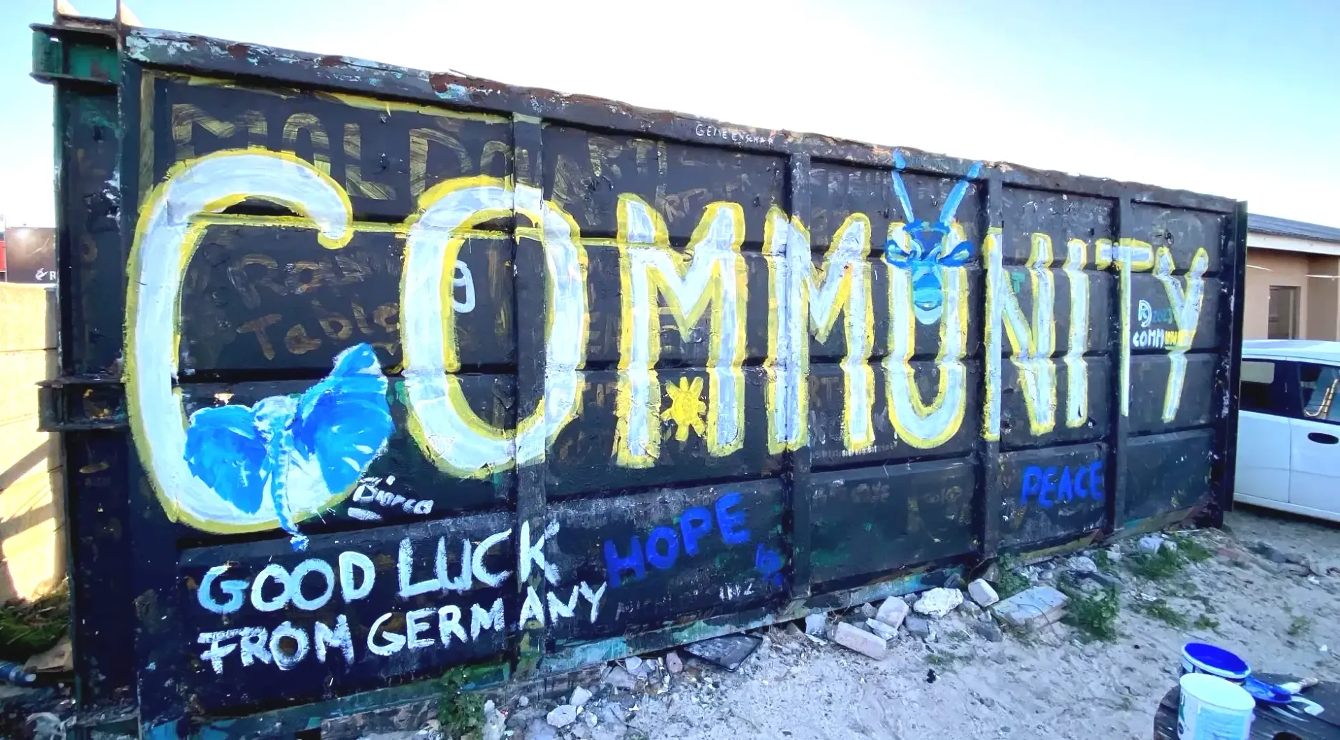 Der Schriftzug Community als Streetart auf einem Container im Township Khayelitsha, Kapstadt