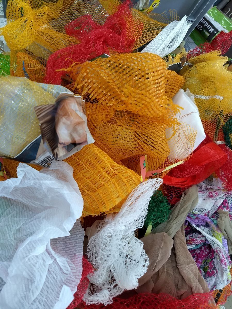 Kunststoffmuell wie Gemüsenetze als Strukturmaterial für Bilder auf Leinwand