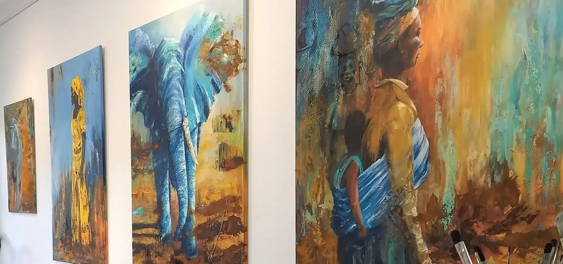 Afrika Gemälde mit Menschen und Tieren an der Wand einer Galerie