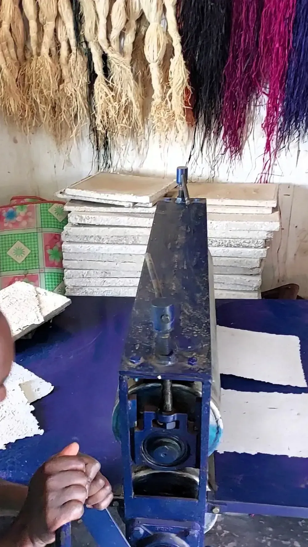 Das Elefantenpapier aus Elefantendung wird durch eine schwere Presse gewalzt