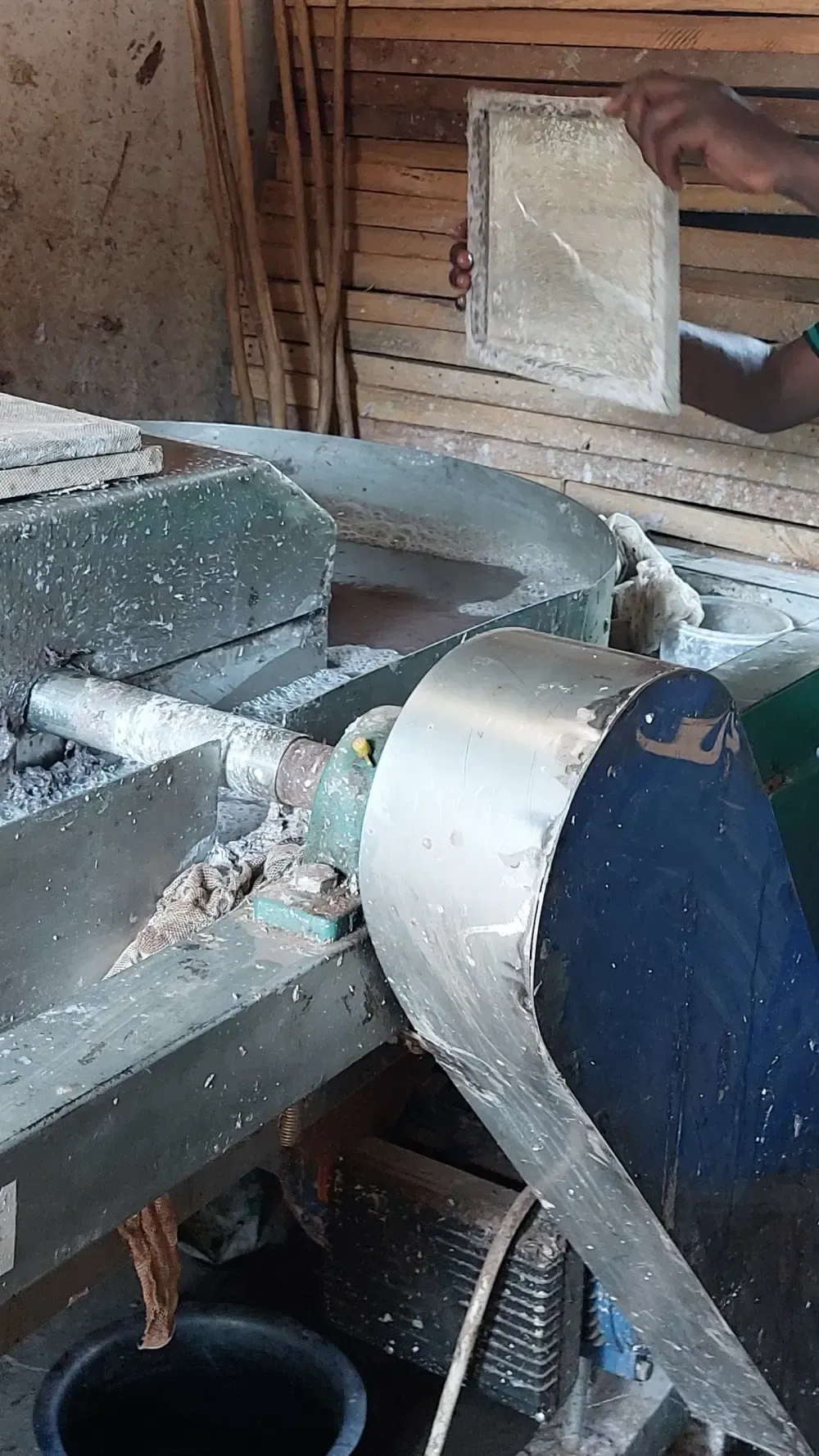 Eine Maschine in der Elefantendung mit Wasser gemischt wird, daraus wird das Elefantenpapier geschöpft.