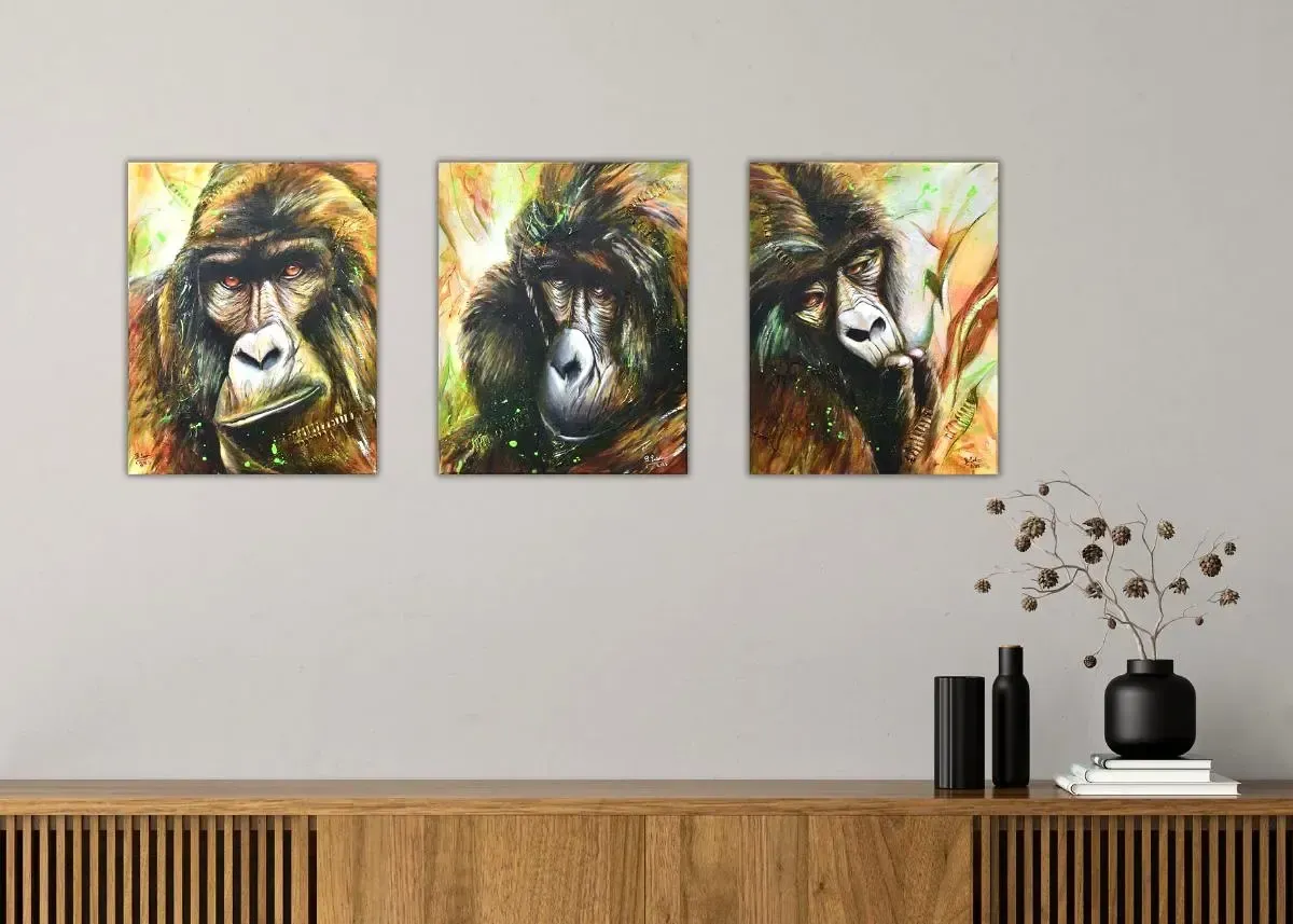 drei kleine Potraits von Gorillas an einer Wand