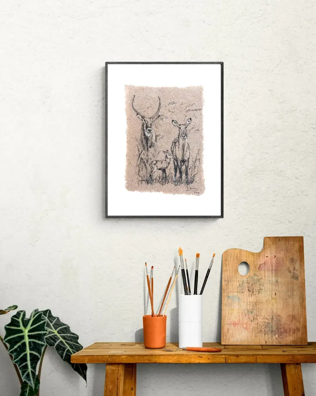 Wasserböcke mit Kohle auf Elefantenpapier gerahmt an der Wand über einer Komode