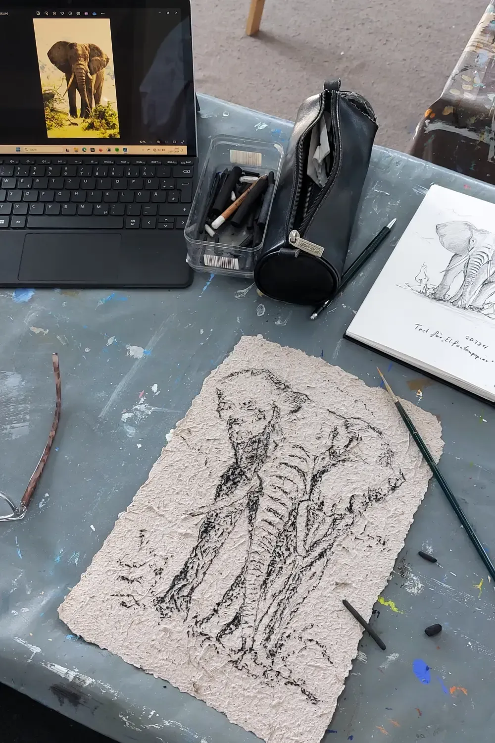 Eine angefangene Kohlezeichnung eines Elefanten auf einem Bogen Elefantenpapier aus Elefantendung