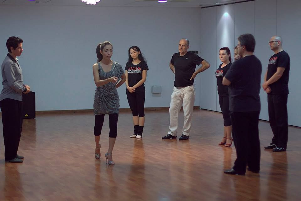 Se desideri migliorare e arricchire il tuo tango con una buona tecnica e un'eccellente musicalità, non perdere i seminari e i workshop di queste due coppie eccezionali.
Divertiti e fai divertire gli altri!
“La musicalità, il modo per divertirsi di più, tu e il tuo partner di ballo”.