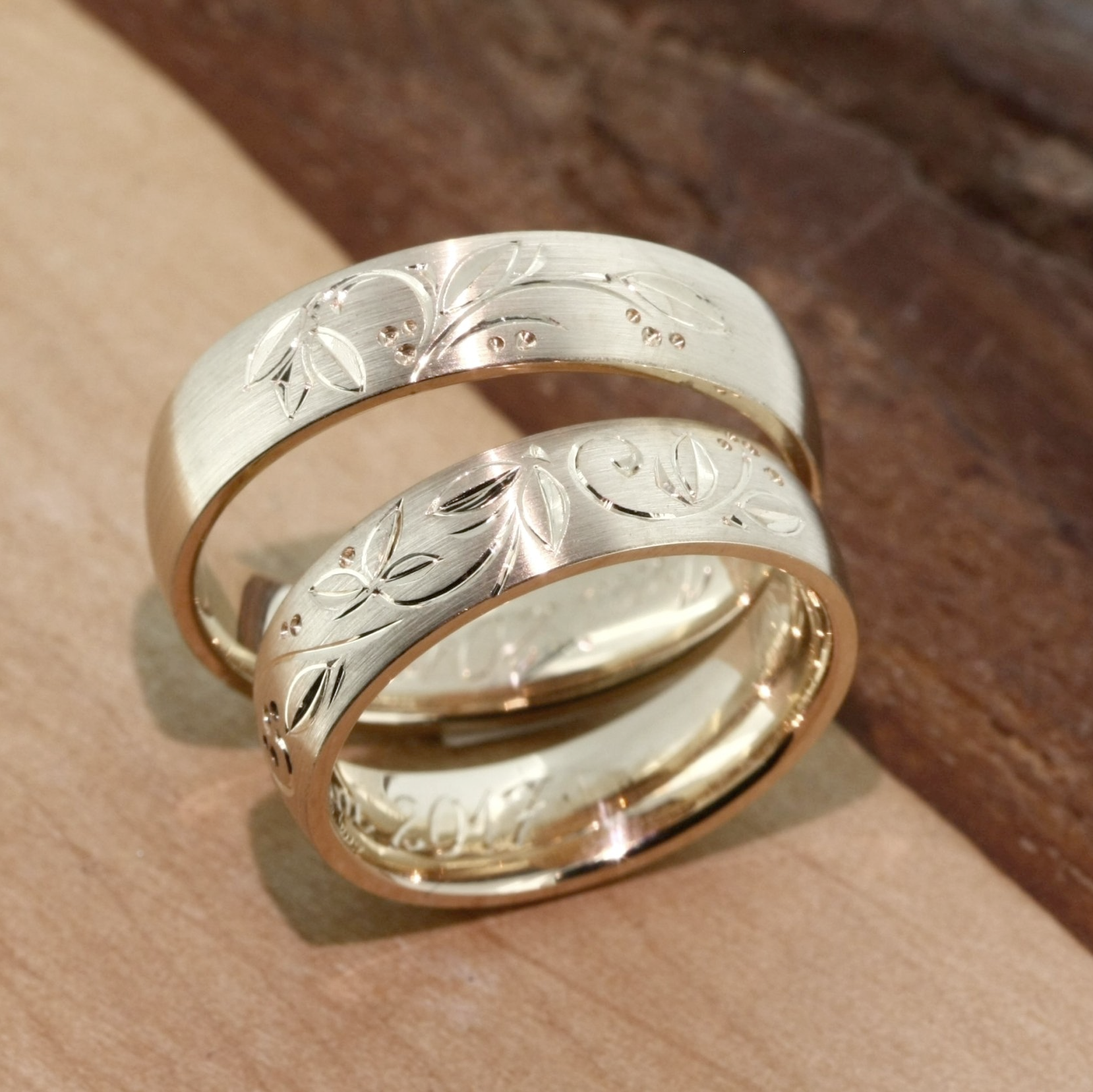 Trauringe mit Handgravur Trauringe Gold mit floraler Hand Gravur