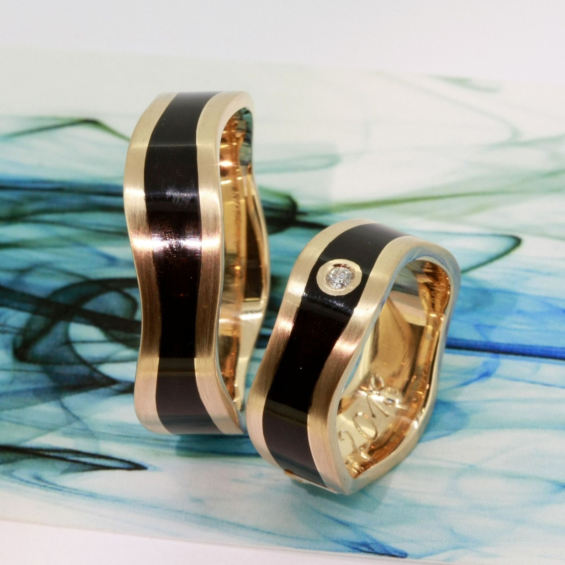 Trauringe Gold und schwarz Trauringe Gold schwarz colorit wurlitzer schmuck