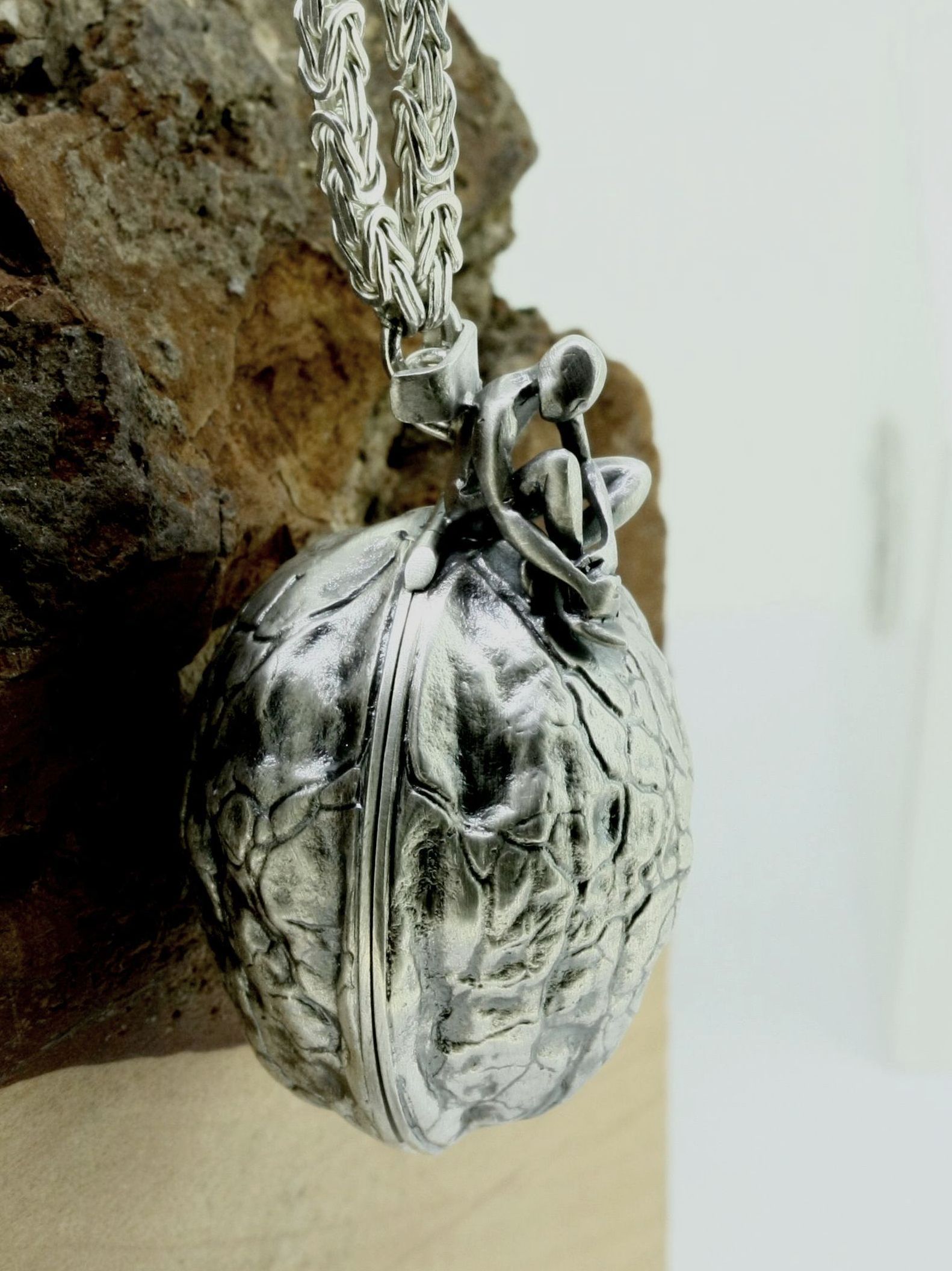 Medaillon Walnuss Medaillon als Walnuss zum Öffnen in Silber