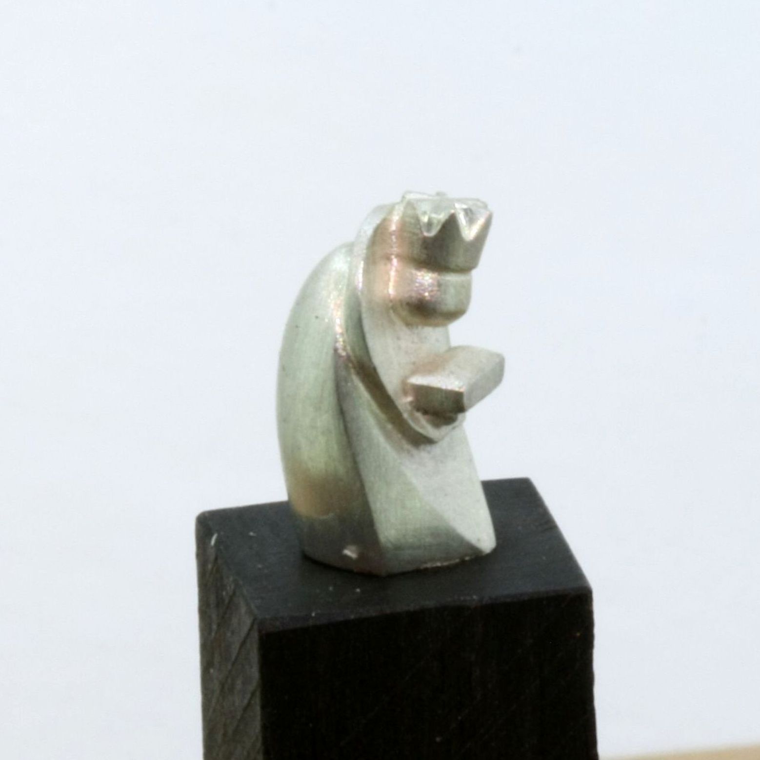 Der Weise Krippenfigur Weihnachten der Weise aus dem Morgenland bringt Gold aus der Weihnachtskrippe
in Silber Handarbeit