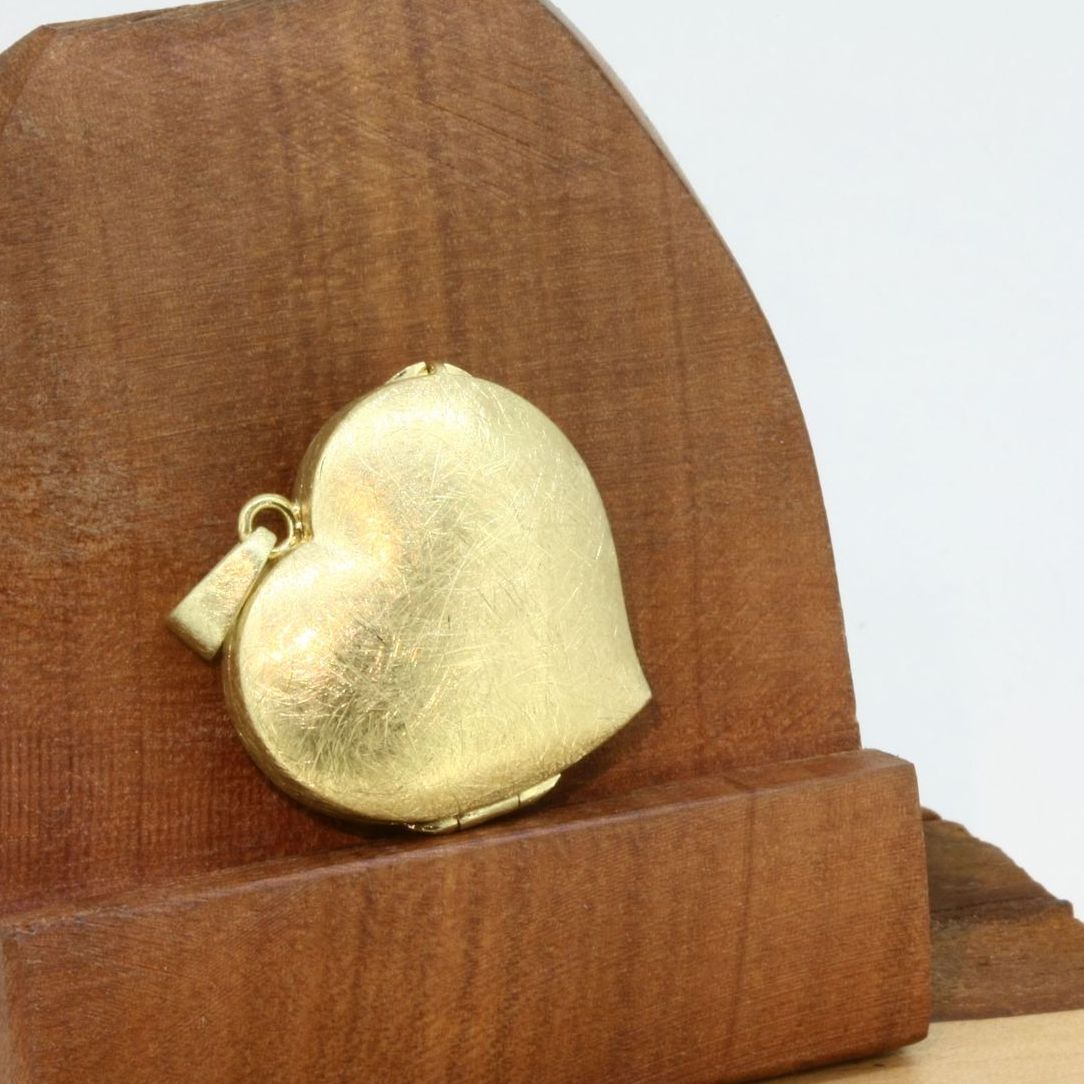 Medaillon Herz Medaillon Gold Oberfläche eismatt Handarbeit wurlitzer