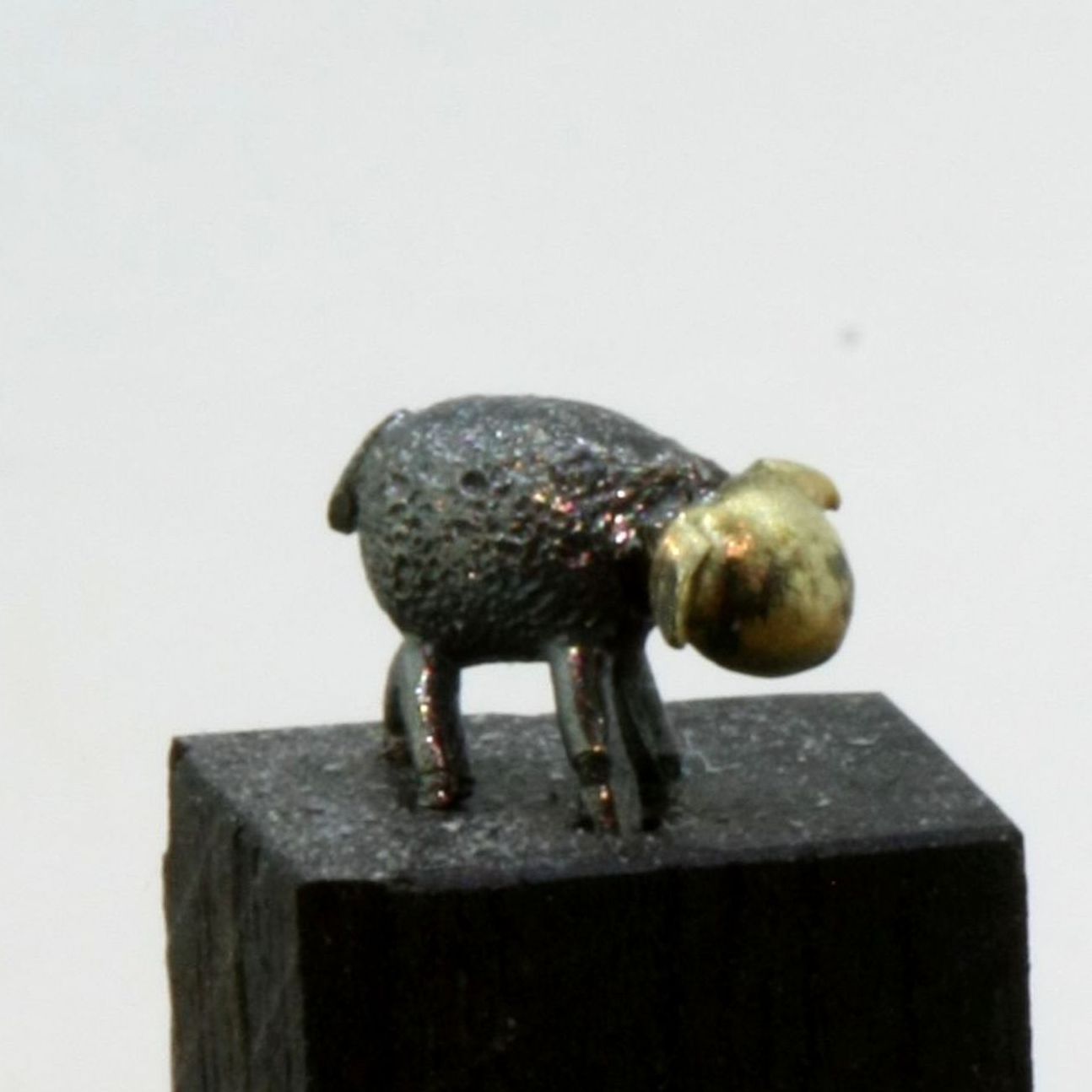 Schaf Krippenfigur Weihnachten schwarzes Wollschaf aus der Weihnachtskrippe
in Silber Handarbeit
