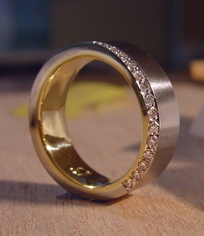 Trauringe Weißgold Brillant schwarz Trauringe stuktur Weißgold mit schwarzem Brillant