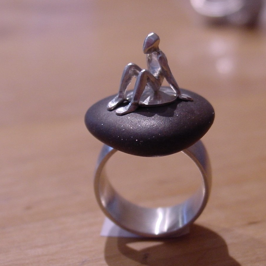 Ring mit Stein und Miniatur in Silber Handarbeit wurlitzer schmuck