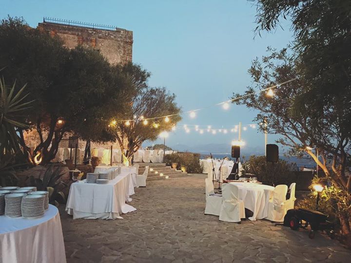 illuminazione con lampade vintage per evento a Torre Doria Scopello