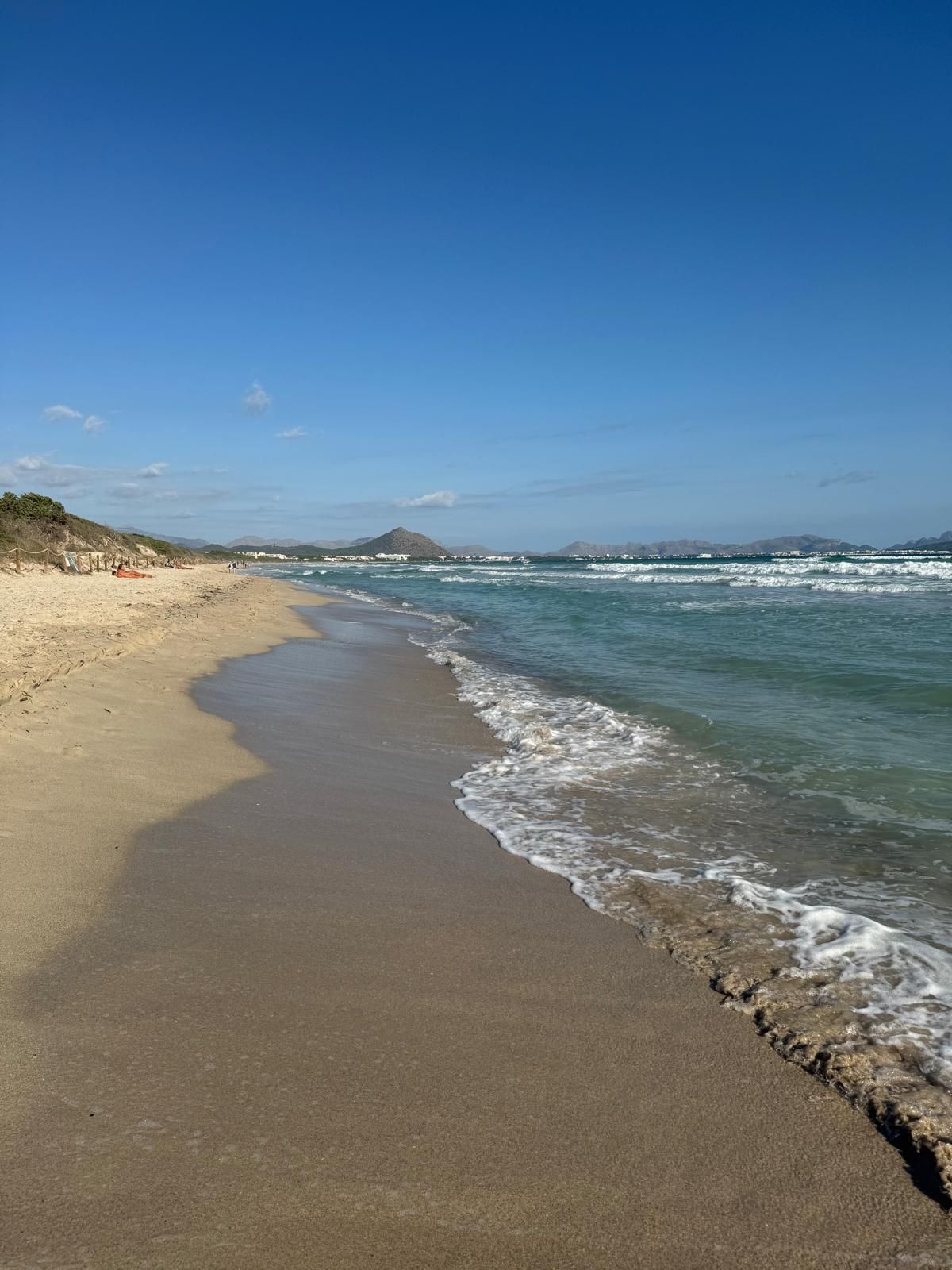 Wellen fließen an den Strand