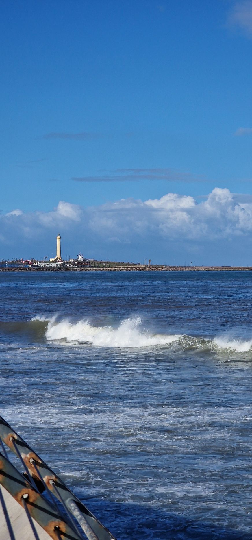 Leuchtturm und Wellen im Meer