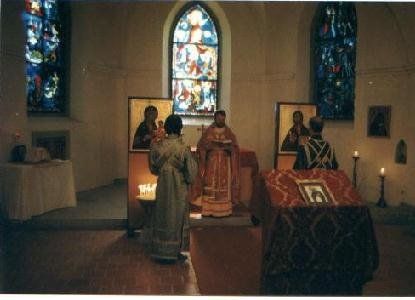 Erzpriester Lukian beim Lesen des Evangeliums