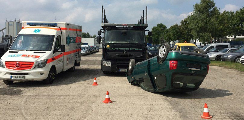 Fahrzeug-fällt-vom-Autotransporter