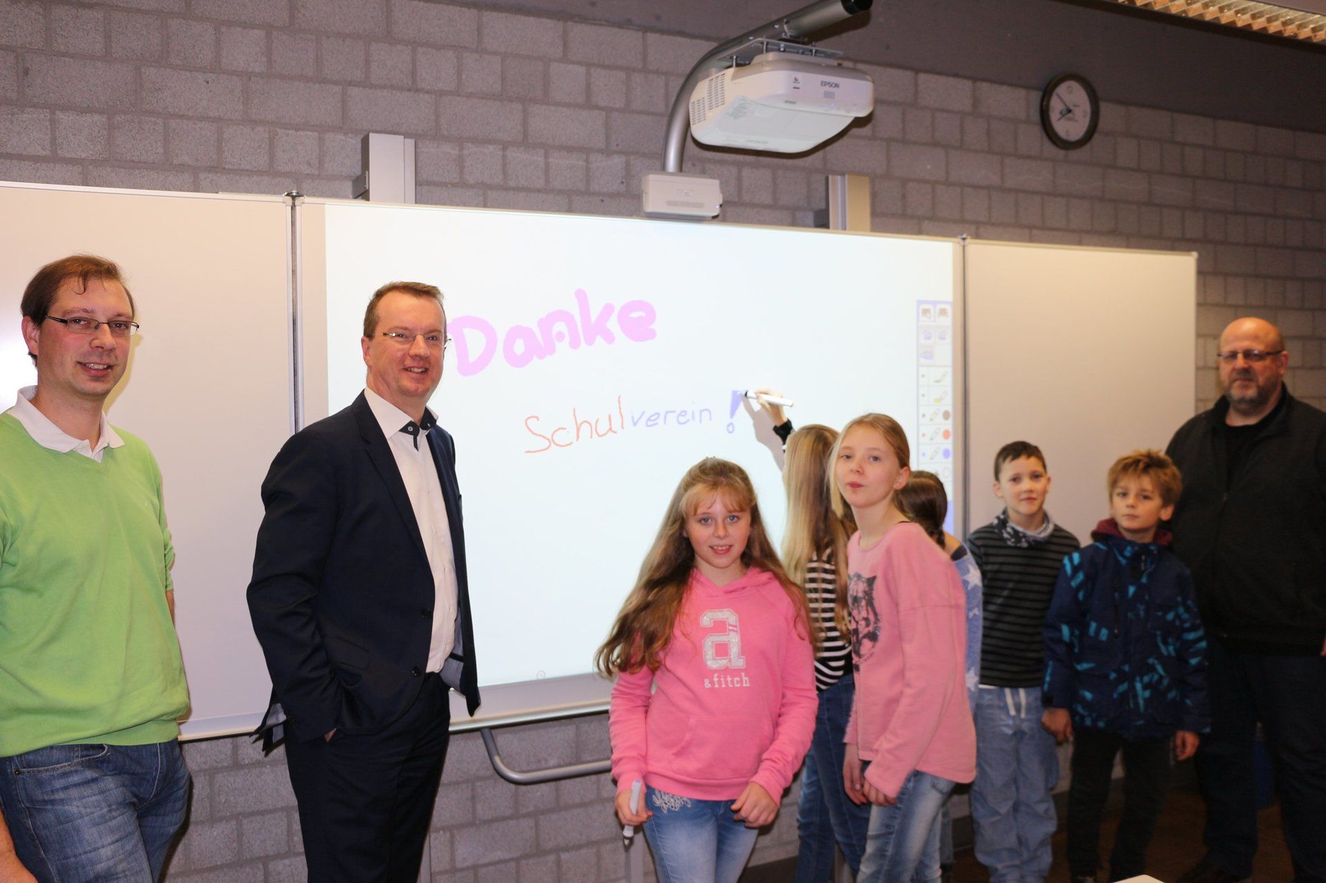 Kurzdistanz-Beamer für den Glasbau Bonni Hilden