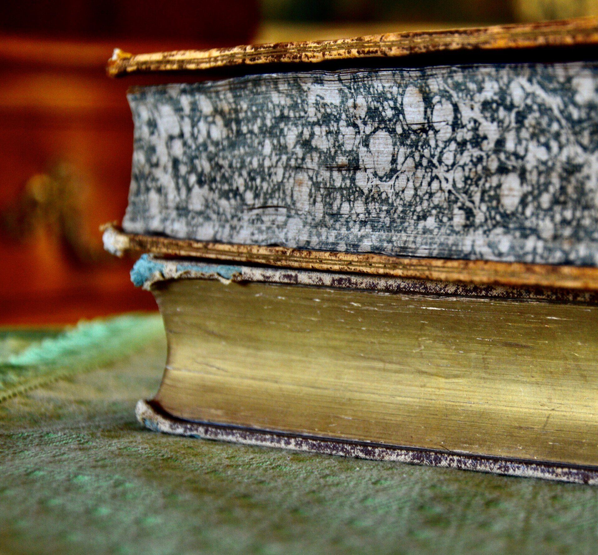 Livre ancien élément de décor du Château de Cirey, Haute-Marne