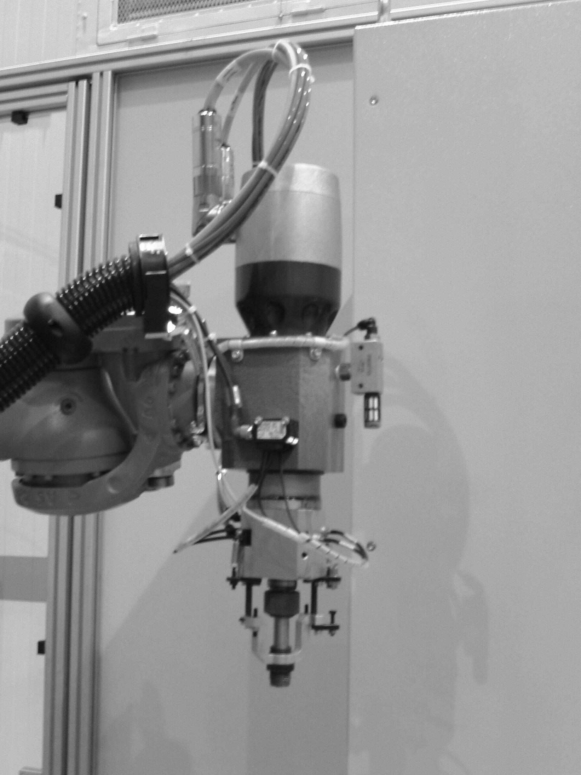 Montage-Roboter, Gewindeeinsätze, Schrauben, Fügen