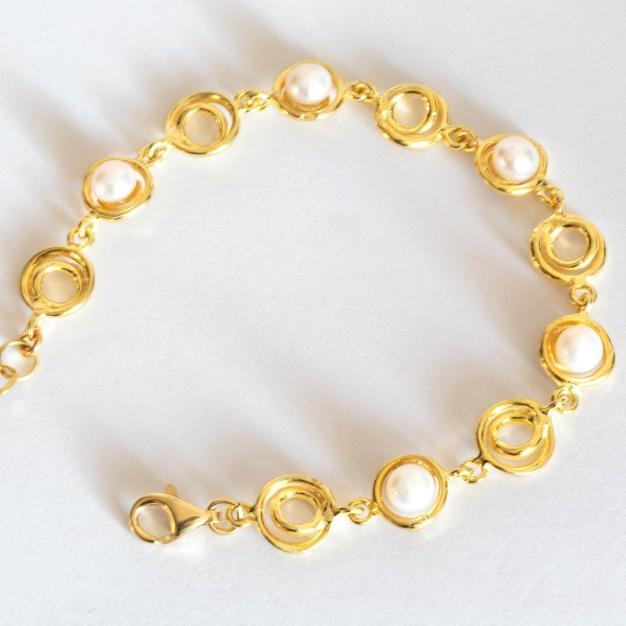 Gioielli in argento 925 dorato con perle d'acqua dolce, creati con la tecnica della cera persa, interamente a mano