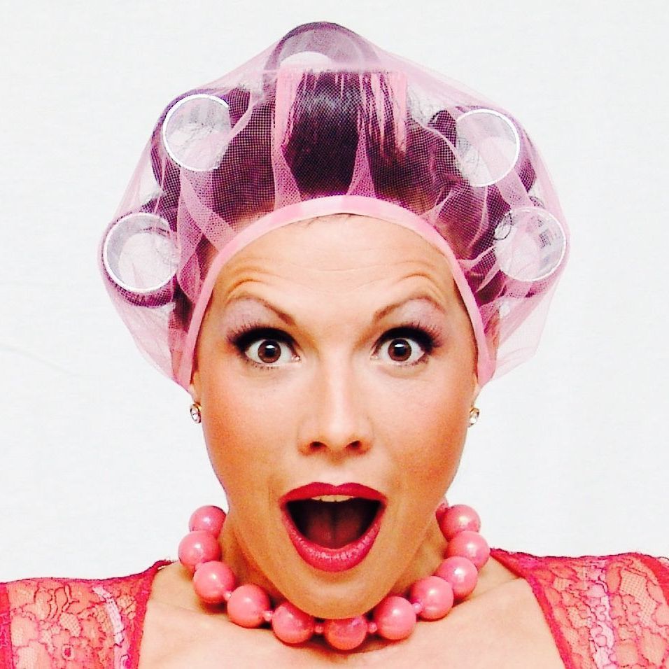Christine Gogolin Operncomedy als pinke Diva mit Lockenwicklern