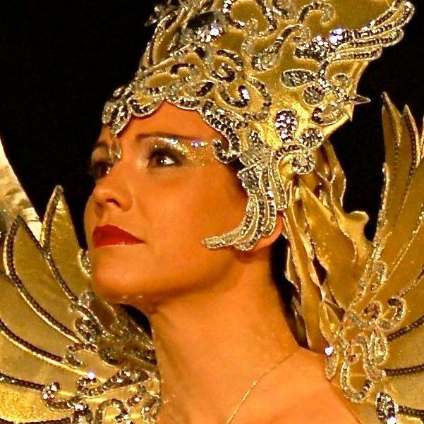 Christine Gogolin als goldener Engel Großkostüm für Klassikevents