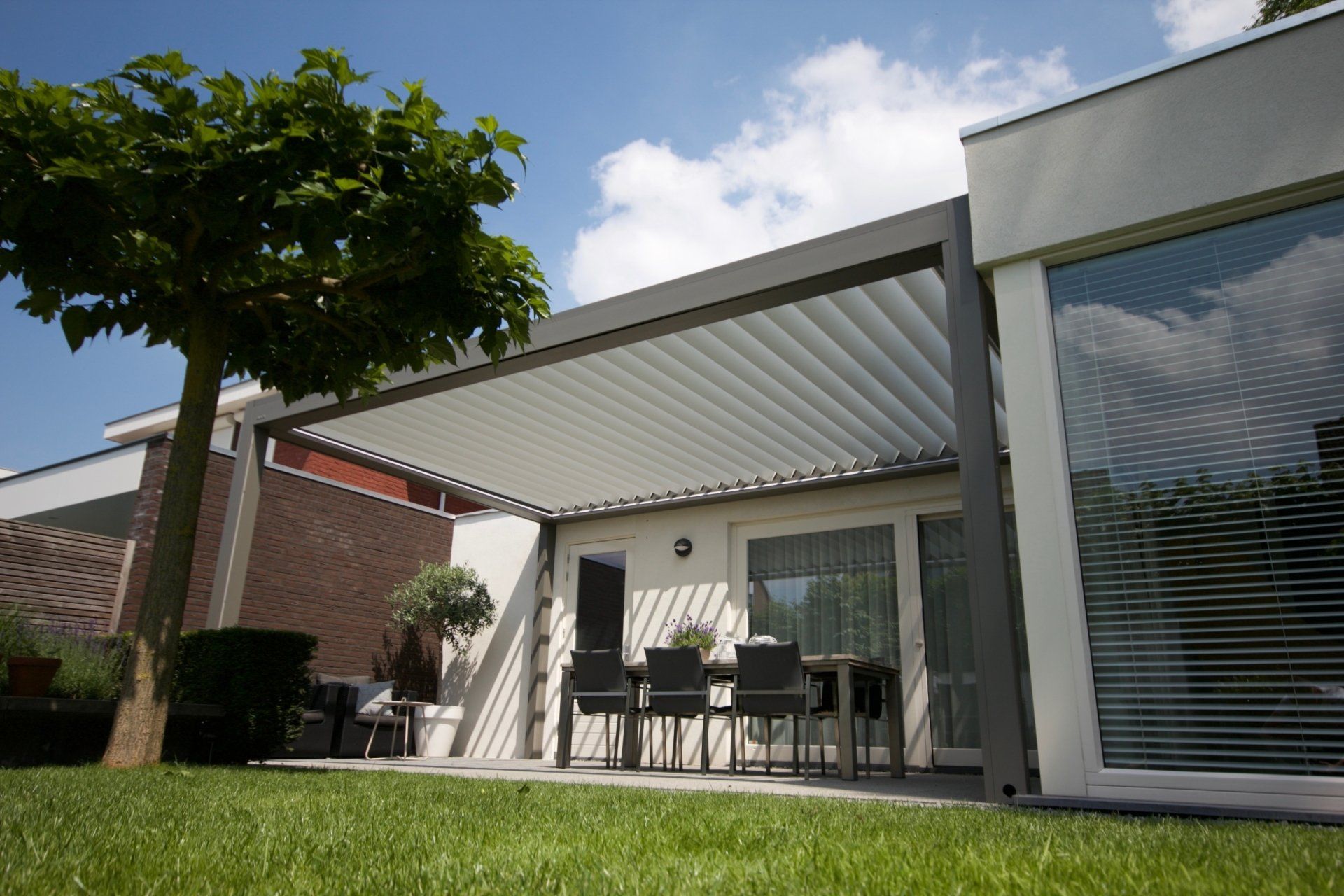 Unsere Meistverkaufte Terrassenüberdachung mit Lamellendach B200 XL aus Aluminium in Berlin. Perfekt geeignet für Ihre Terrasse, Ihren Garten oder die Gastronomie.