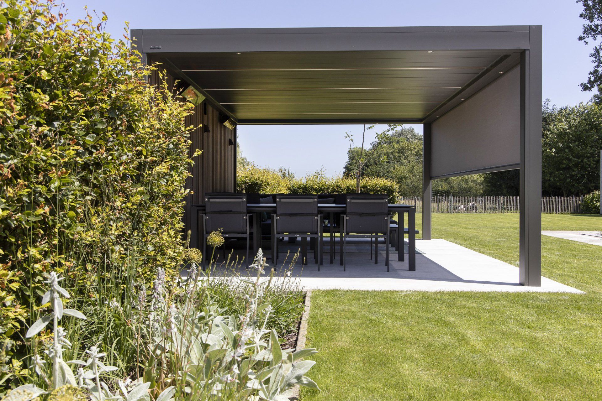 Aluminium-Terrassenüberdachung B250 XL: Pergola mit Lamellendach günstig aus Berlin. Die perfekte Überdachung für Ihre Terrasse, Garten oder die Gastronomie.