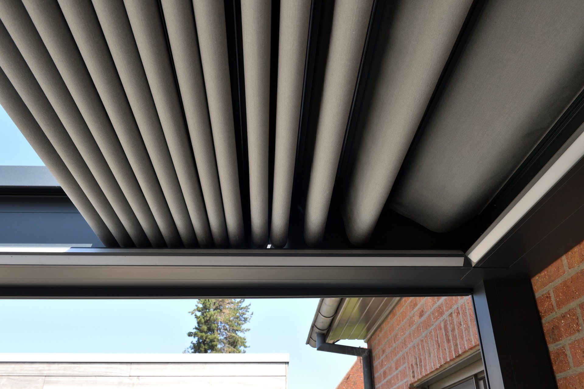 Pergola Living Berlin: Aus dem Fernsehen und dem Werbespot bekannten Terrassenüberdachungen B-200 XL von Brustor. Günstig mit Montage in Berlin.