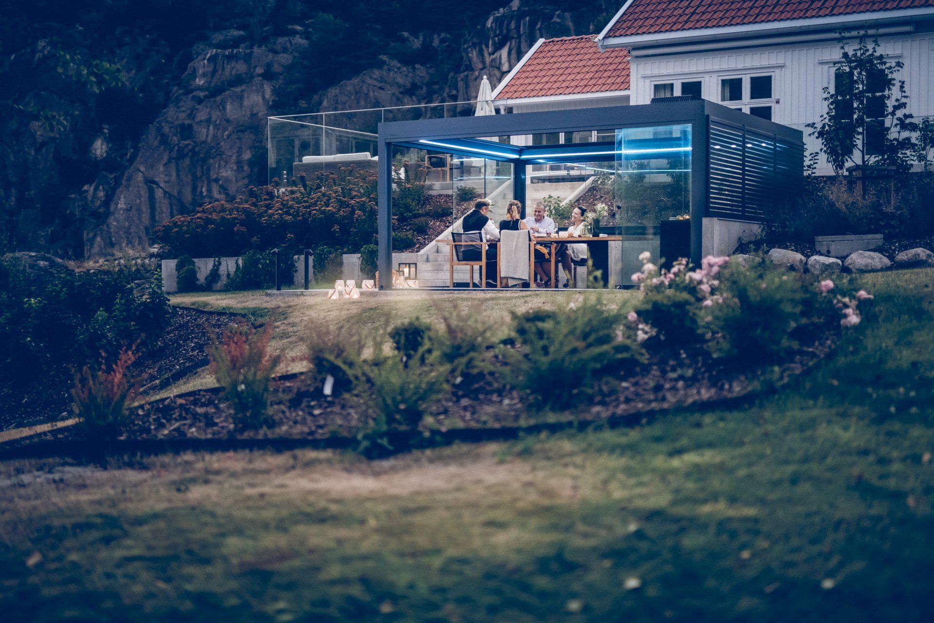 Hier finden Sie unsere hochwertigen Terrassenüberdachung vom Modell B600-S mit Alu-Lamellen in Berlin und Brandenburg für perfekten Sonnenschutz.