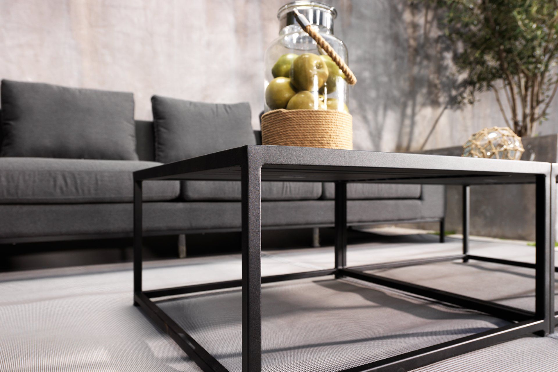 Unsere günstigen Outdoor Living-Möbel als perfekte Ergänzung zu unserem Sonnenschutz in Berlin.