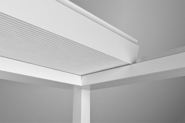 Steuern Sie unsere Terrassenüberdachung mit Lamellendach B200 XL aus Aluminium mit praktischer Fernbedienung