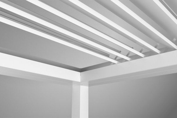 Steuern Sie unsere Terrassenüberdachung mit Lamellendach B200 XL aus Aluminium mit praktischer Fernbedienung