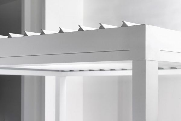 Steuern Sie unsere Terrassenüberdachung mit Lamellendach B200 XL aus Aluminium mit praktischer Fernbedienung