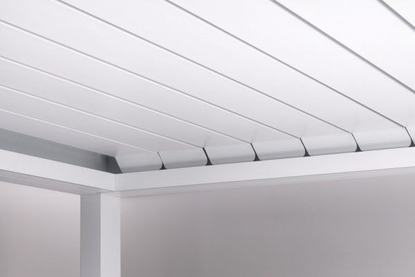 Steuern Sie unsere Terrassenüberdachung mit Lamellendach B200 XL aus Aluminium mit praktischer Fernbedienung