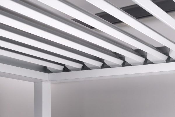 Steuern Sie unsere Terrassenüberdachung mit Lamellendach B200 XL aus Aluminium mit praktischer Fernbedienung