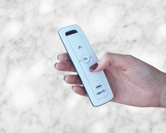 Steuern Sie unsere Terrassenüberdachung mit Lamellendach B200 XL aus Aluminium mit praktischer Fernbedienung