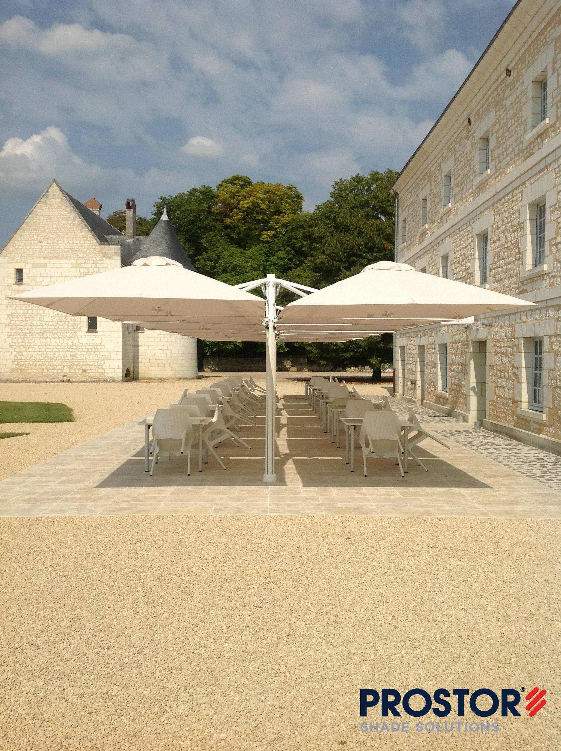 Das stilvolle Design unserer Sonnenschirme von Prostor schafft ein ansprechendes Ambiente