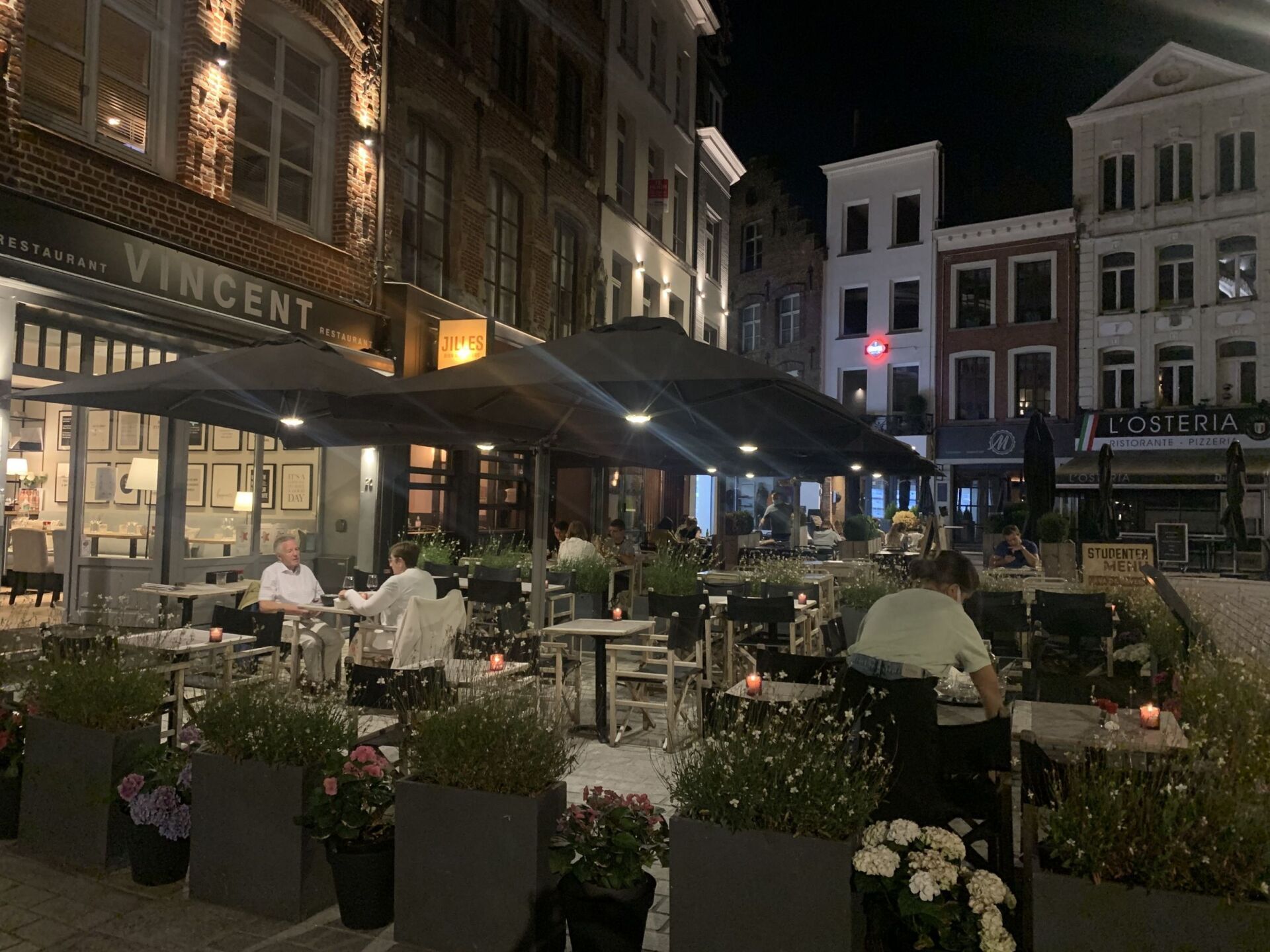 Hier finden Sie unseren günstigen Sonnenschirm Modell P6 DUO oder QUATTRO von Prostor für den optimalen Sonnenschutz auf Ihrem Außenbereich von Gastronomie und Hotels.