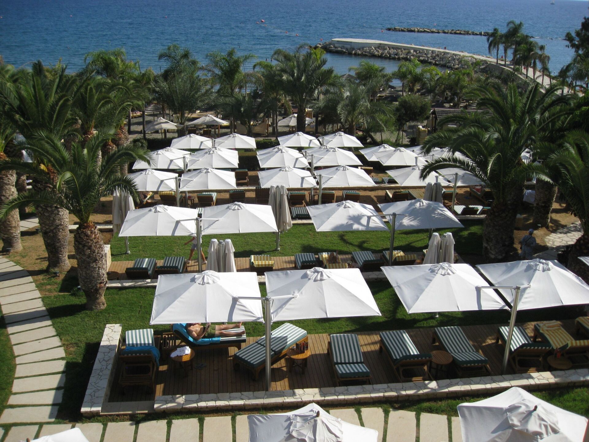 Hier finden Sie unseren günstigen Profi-Sonnenschirm Modell P6 von Prostor für Hotel- und Gastronomiebetriebe rund um Berlin und Brandenburg