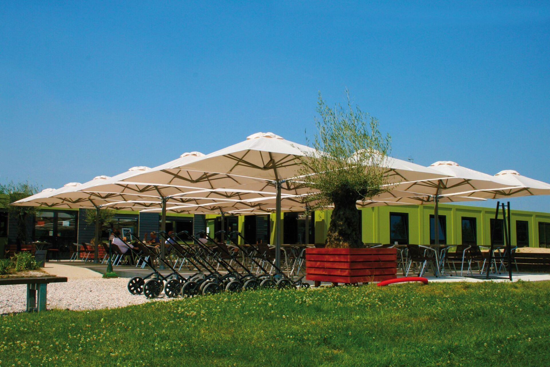 Hier finden Sie unseren günstigen Sonnenschirm Modell P6 DUO oder QUATTRO von Prostor für den optimalen Sonnenschutz auf Ihrer Terrasse und Garten in Berlin und Brandenburg. Perfekt geeignet für den Außenbereich von Gastronomie und Hotels.