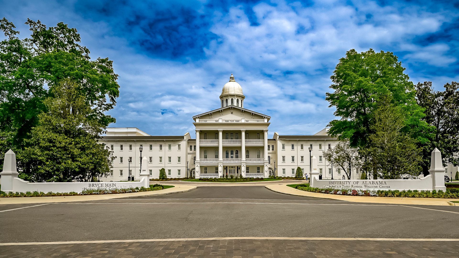 Administration building at the Univ. of Alabama in Tuscaloosa, Alabama.