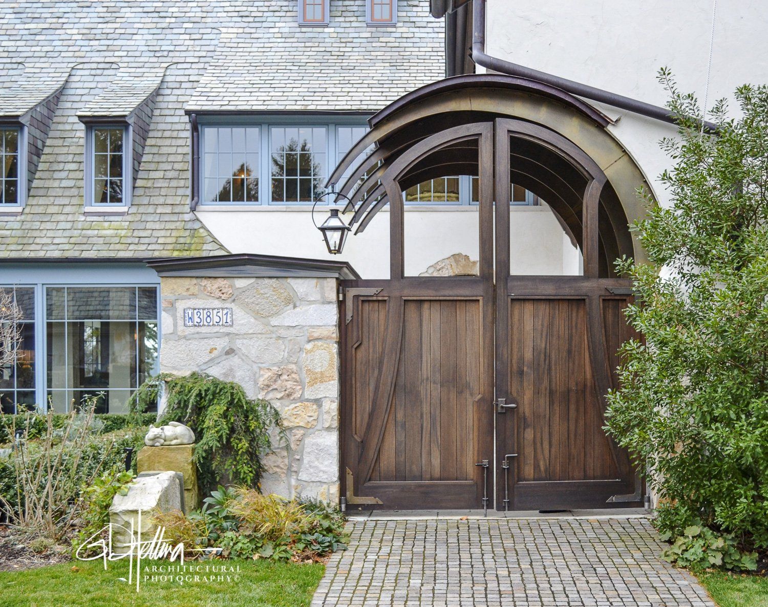 #architecturaldetailsphotography #Exteriorgaslight #LakeGenevaWI #Entrancegate