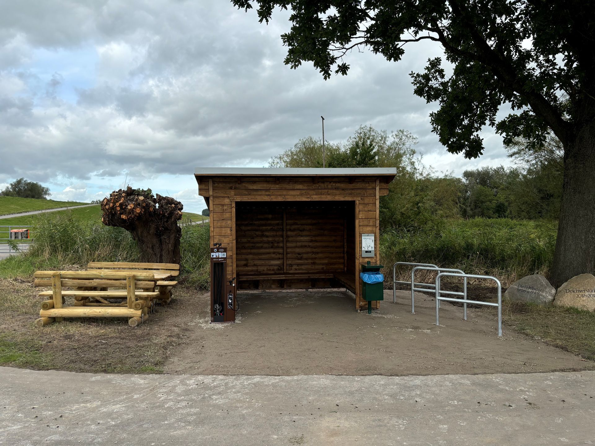 Schutzhütte mit einer Tisch-Bank-Kombination und Fahrradanlehnbügeln